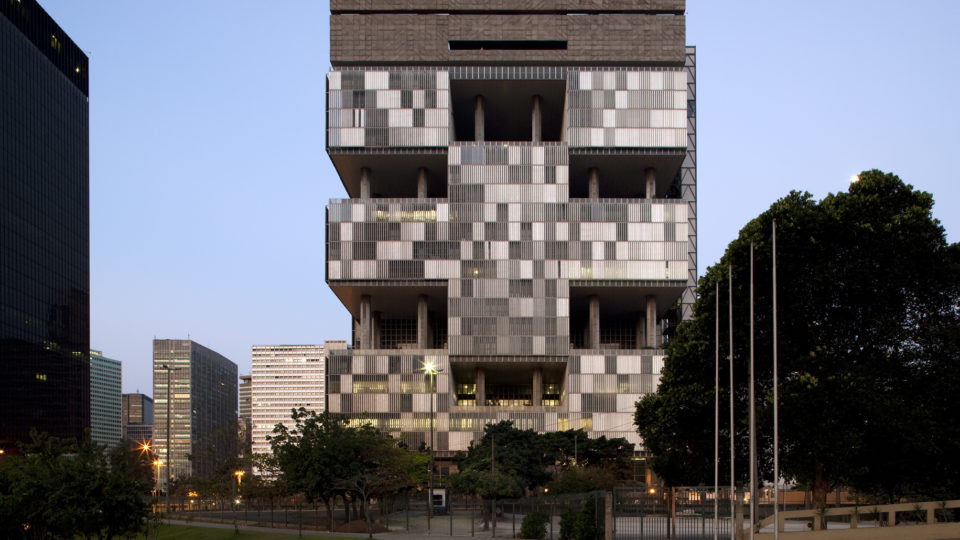 Exposição no MON celebra escritórios de arquitetura do PR que viraram “papa-concursos” pelo Brasil Fachada oeste do edifício da Petrobras no Rio de Janeiro, cujo projeto foi feito por arquitetos radicados em Curitiba e outros profissionais paranaenses.