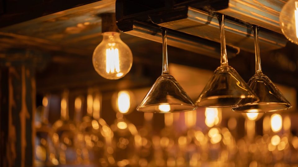 Guia explica como economizar na conta de luz do restaurante Economizar energia elétrica