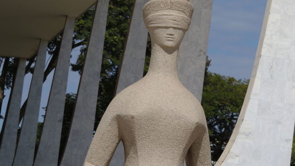 Estátua da justiça em frente ao Palácio do Supremo Tribunal Federal na Praça dos Três poderes em Brasília