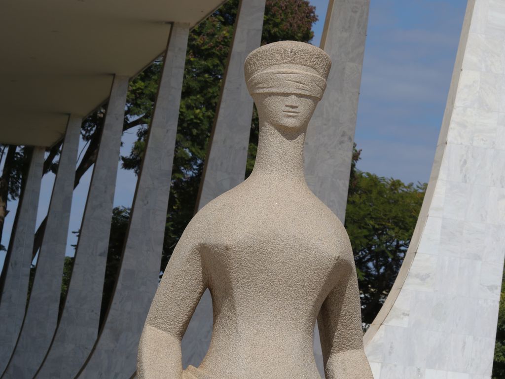 Estátua da justiça em frente ao Palácio do Supremo Tribunal Federal na Praça dos Três poderes em Brasília
