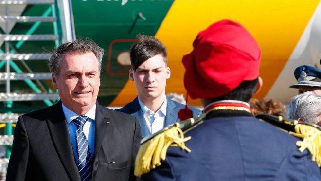 Lobista confirma que comemorou aniversário em camarote de filho de Bolsonaro Jair Renan Bolsonaro ao lado do presidente Jair Bolsonaro.