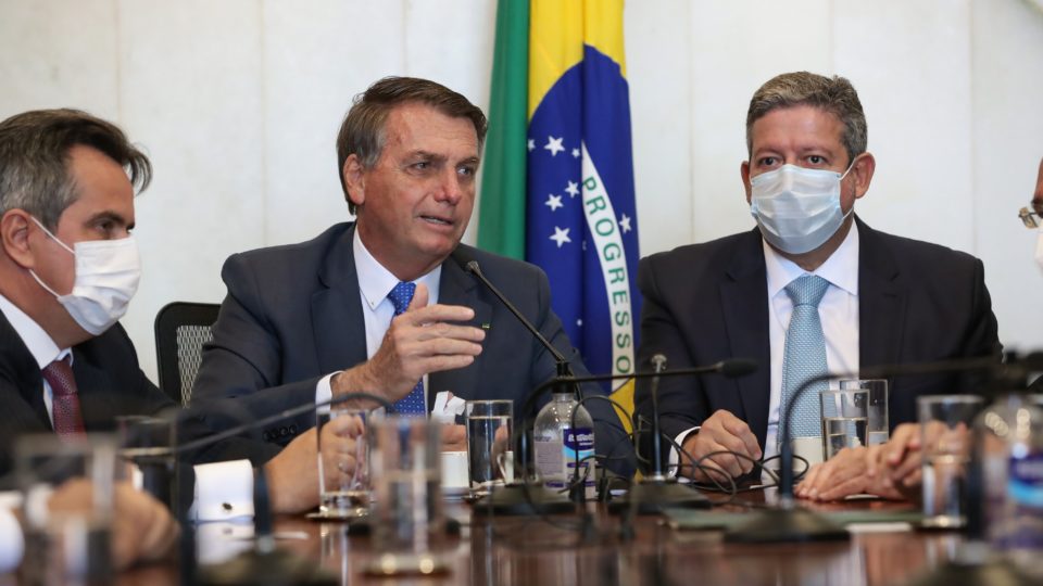 Orçamento do Auxílio Brasil é menor que o do Bolsa Família. Governo ainda busca recursos O presidente Jair Bolsonaro em 9 de agosto, quando entregou a MP do Auxílio Brasil ao presidente da Câmara, Arthur Lira: “Então, já decidido por nós uma proposta mínima de 50% para o Bolsa Família, que agora chama-se Auxílio Brasil”.