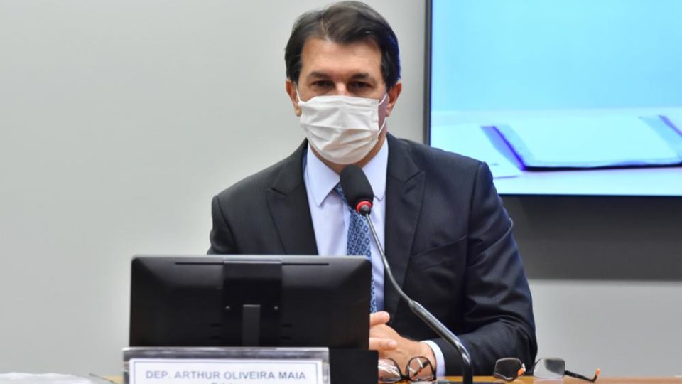 Relator retira corte de salário e jornada de servidores da reforma administrativa Deputado Arthur Oliveira Maia (DEM-BA) é relator da Reforma Adminsitrativa