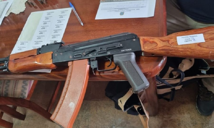 MP defende “ritual” indígena que incluiu assassinato de menor com espingarda Durante o cumprimento dos mandados de busca e apreensão, foram apreendidos uma espingarda calibre 32 e muitos simulacros de arma de fogo.