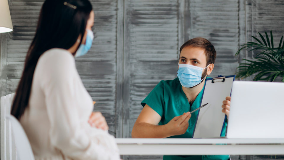 É importante seguir as recomendações médicas sobre quais vacinas você deve ou não tomar durante a gestação.