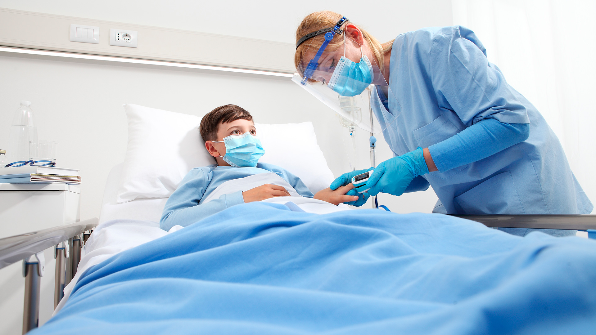 Com sintomas como febre, dor de cabeça e rigidez na nuca, a meningite causa inflamação nas meninges, que envolvem o cérebro e a medula espinhal.