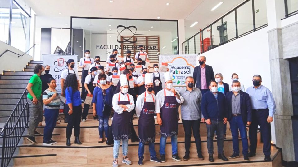 Abrasel-PR forma primeira turma de jovens para o mercado de trabalho Academia Abrasel-PR