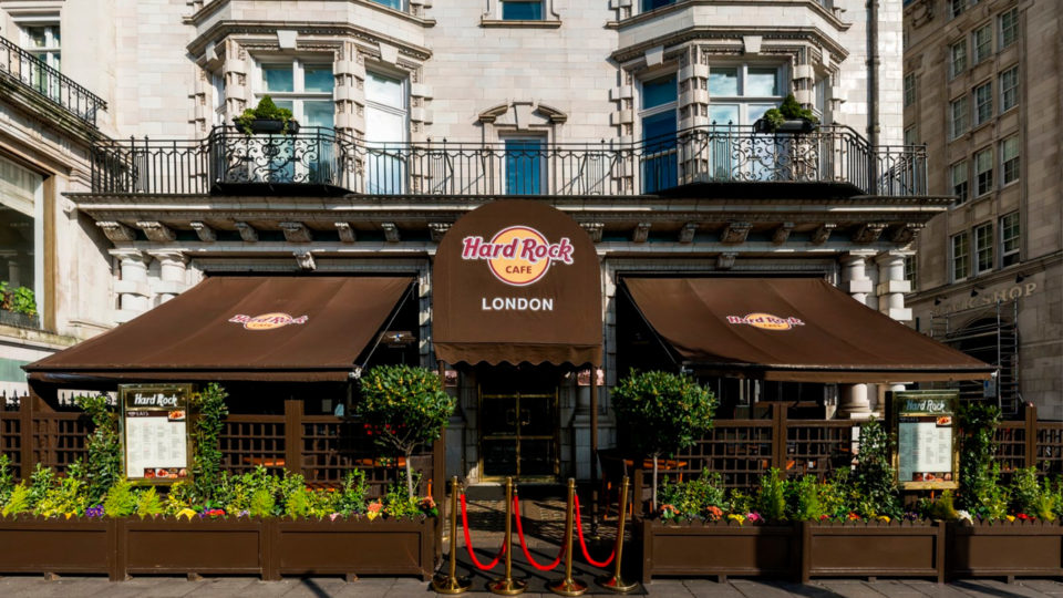 O primeiro Hard Rock Cafe foi inaugurado em Londres, em 1971, e ainda continua funcionando