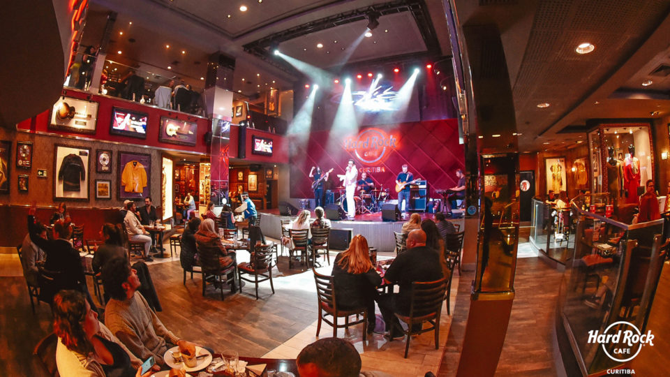 O Hard Rock Curitiba tem capacidade para 1090 pessoas e é um dos maiores do mundo.