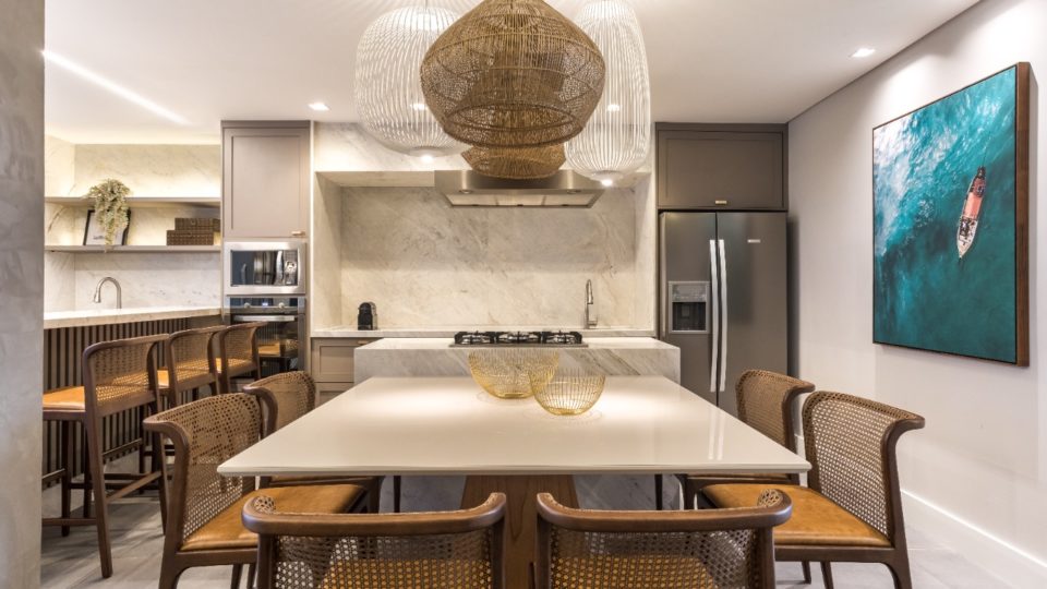 Revestimento de mármore dá o tom em projeto de sobrado litorâneo Mármore Paraná é rocha ornamental natural que permite composições neutras com sofisticação.
