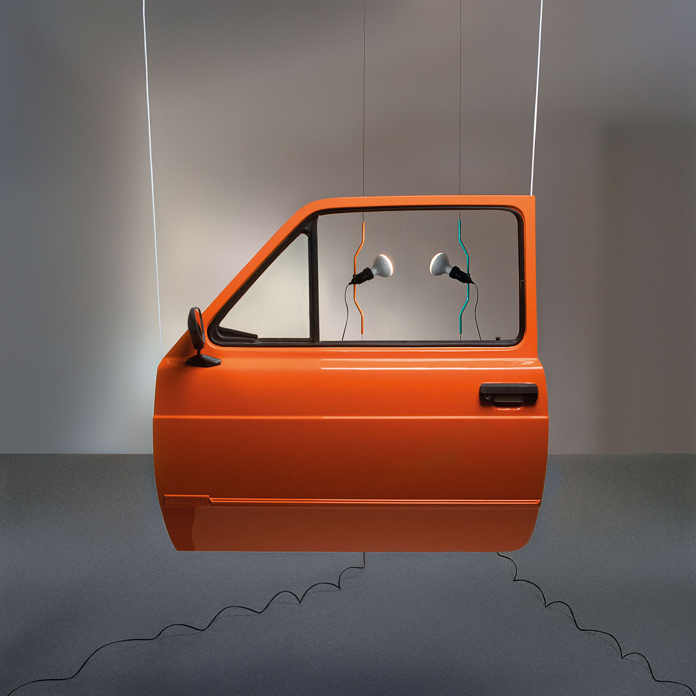 Parentesi faz 50 anos como um case de sucesso da Flos pelo mundo. Agora a peça ganha duas novas cores: turquesa e laranja.