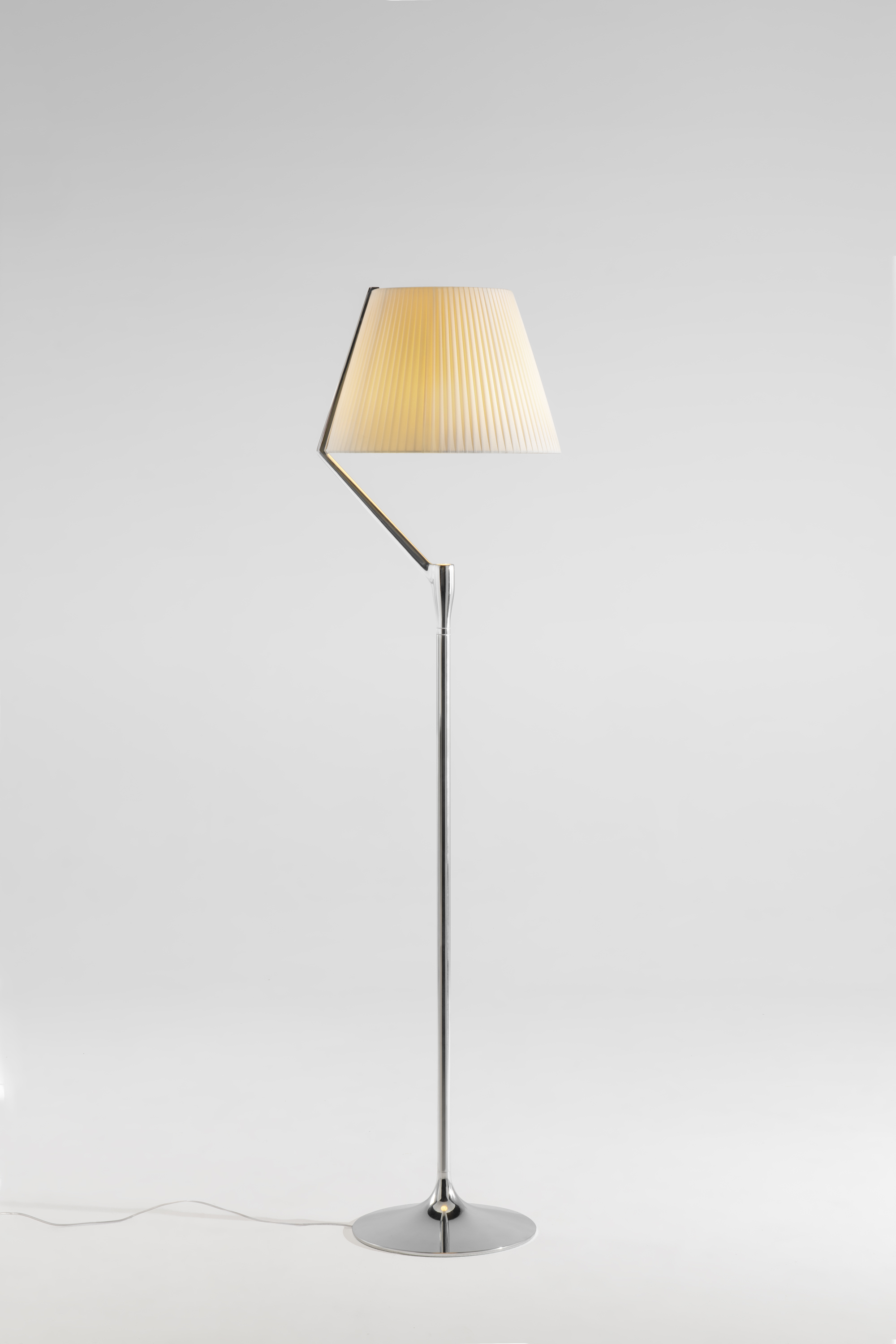 Angelo Stone marca a estreia de Philippe Starck na iluminação para a Kartell. Angelo Stone marca a estreia de Philippe Starck na iluminação para a Kartell.