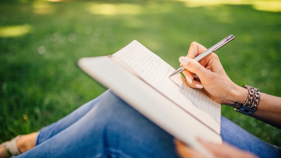 Escrever bem pode mudar a sua carreira Escrever bem é uma habilidade fundamental para qualquer profissional.