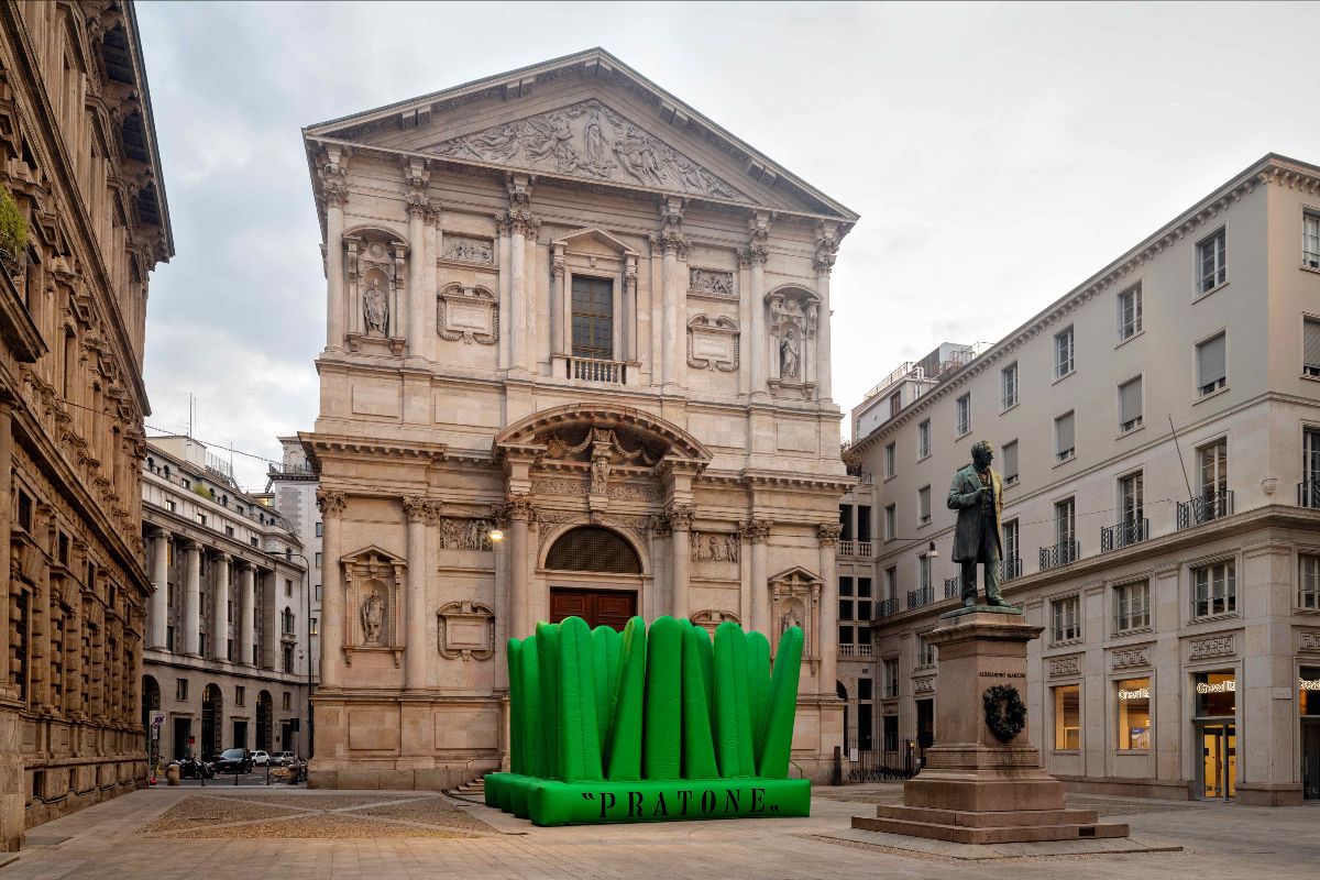 Super Pratone em versão gigante de 8 m² e mais de 5 metros de altura no Fuorisalone 2021, que integra a Semana de Design de Milão. Super Pratone em versão gigante de 8 m² e mais de 5 metros de altura no Fuorisalone 2021, que integra a Semana de Design de Milão.