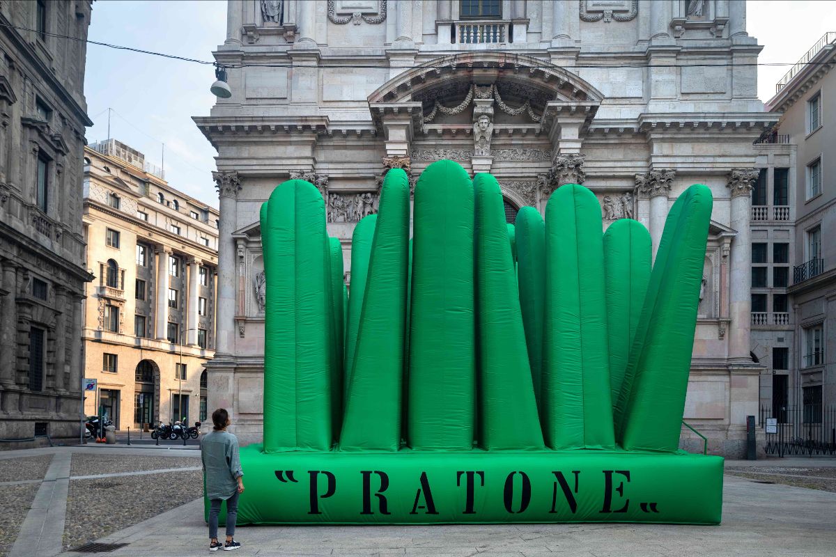 Gufram celebra 50 anos da Pratone, uma das peças mais icônicas da marca, com um modelo gigante na Praça San Fedele, em Milão, durante a Semana de Design 2021.