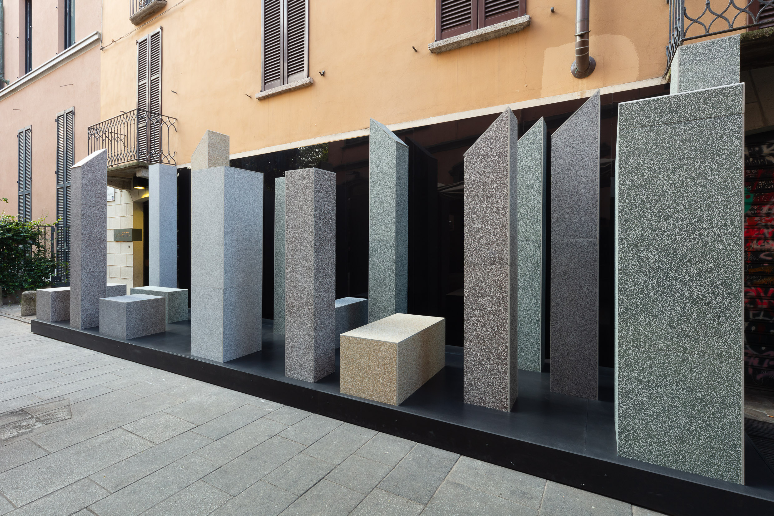 Cenografia criada por Ferruccio Laviani para LEA Ceramiche com porcelanatos que imitam pedras naturais italianas. Cenografia criada por Ferruccio Laviani para LEA Ceramiche com porcelanatos que imitam pedras naturais italianas.