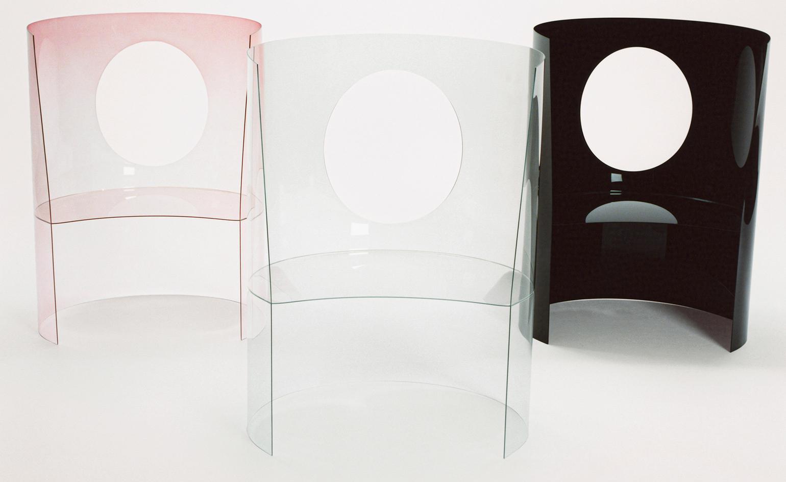 Releitura da Nendo, por Oki Sato, da cadeira Medallion para Dior. Releitura da Nendo, por Oki Sato, da cadeira Medallion para Dior.