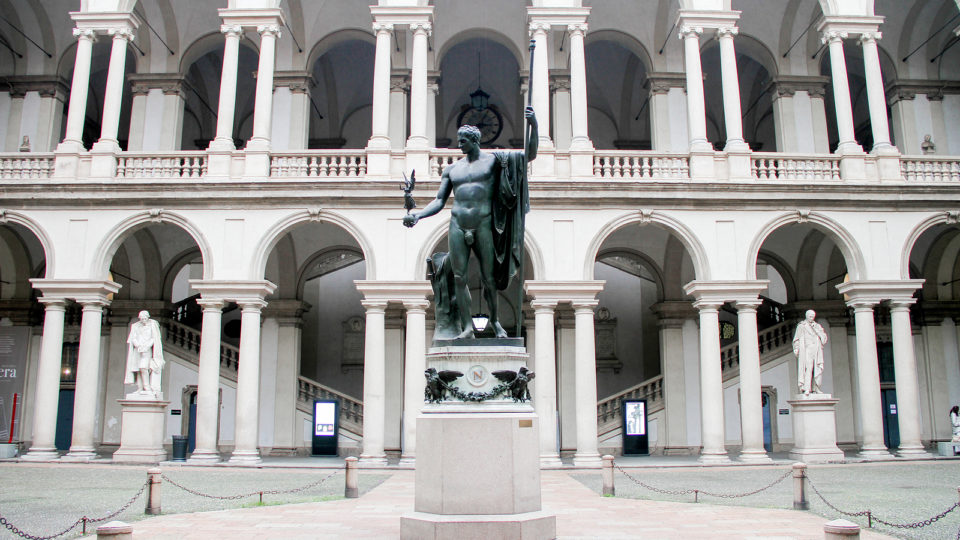 Brera: a elegância e criatividade do bairro do design no FuoriSalone 2021 Pátio da Pinacoteca de Brera, com a estátua de Napoleão nu no centro. O local foi um antigo convento jesuíta no século 16.