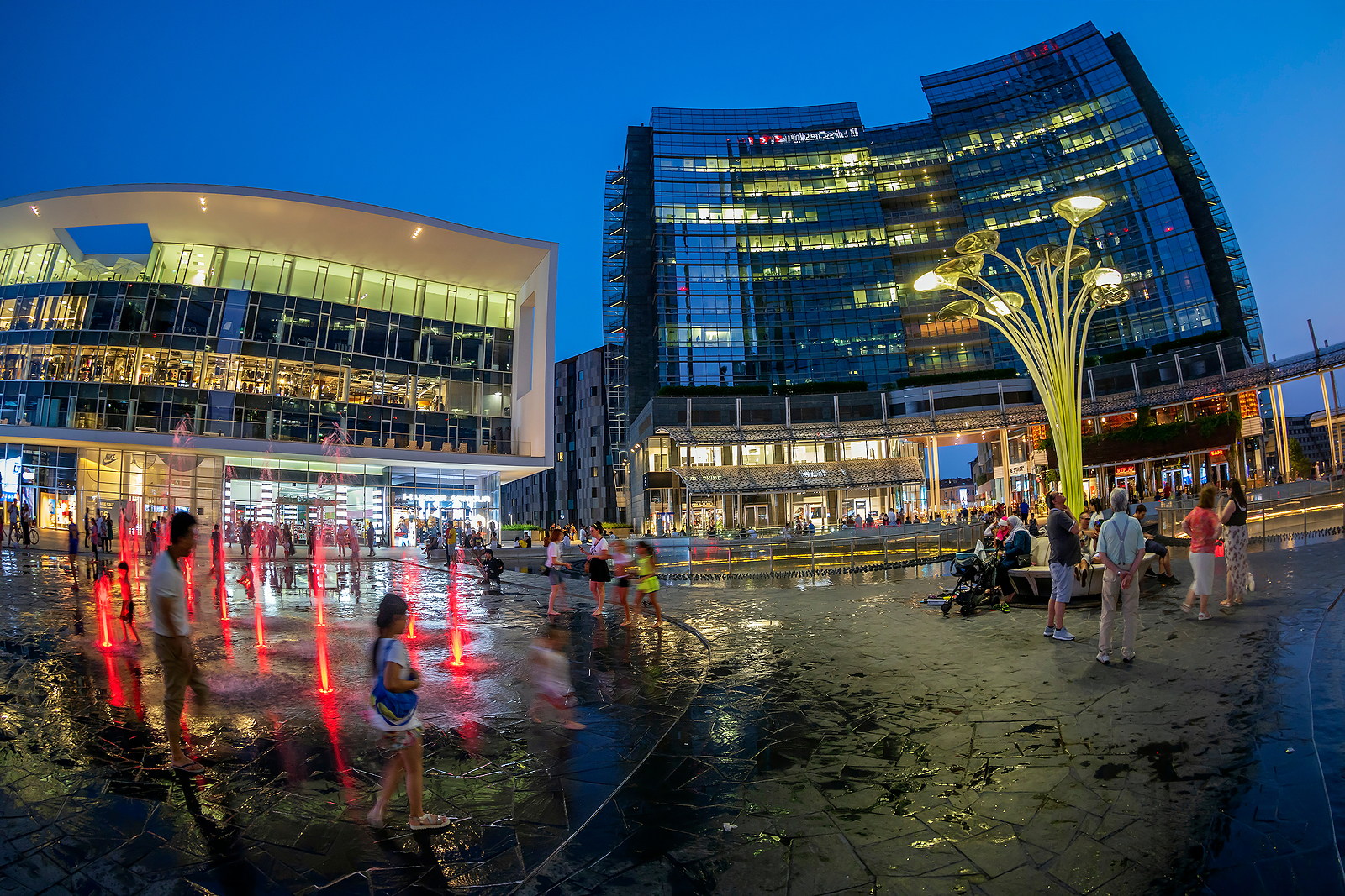 Praça Gae Aulenti, em Porta Garibaldi, o novo centro cultural de Milão. Praça Gae Aulenti, em Porta Garibaldi, o novo centro cultural de Milão.