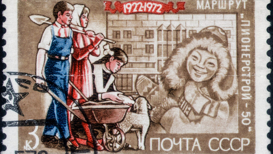 Como as ditaduras comunistas manipularam a família e a maternidade em nome do Estado Selo soviético de 1972 mostra um grupo de crianças trabalhadoras