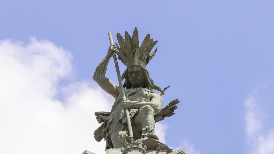 Sete de Setembro pela Constituição O Monumento ao Dois de Julho no Largo do Campo Grande. Artista: Carlo Nicoliy Manfredi. Inaugurado: 1895. Foi esculpido em bronze, ferro fundido e mármore na Itália. Altura: 25,86 metros; altura da escultura de um caboclo: 4,1 metros.