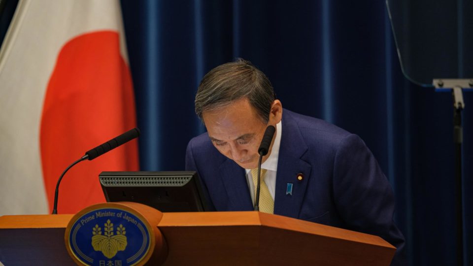 Uma pandemia e duas renúncias O primeiro-ministro do Japão, Suga Yoshihide, anunciou a sua renúncia à liderança do Partido Liberal Democrata
