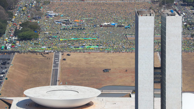 Manifestantes em ato pró-Bolsonaro em Brasília