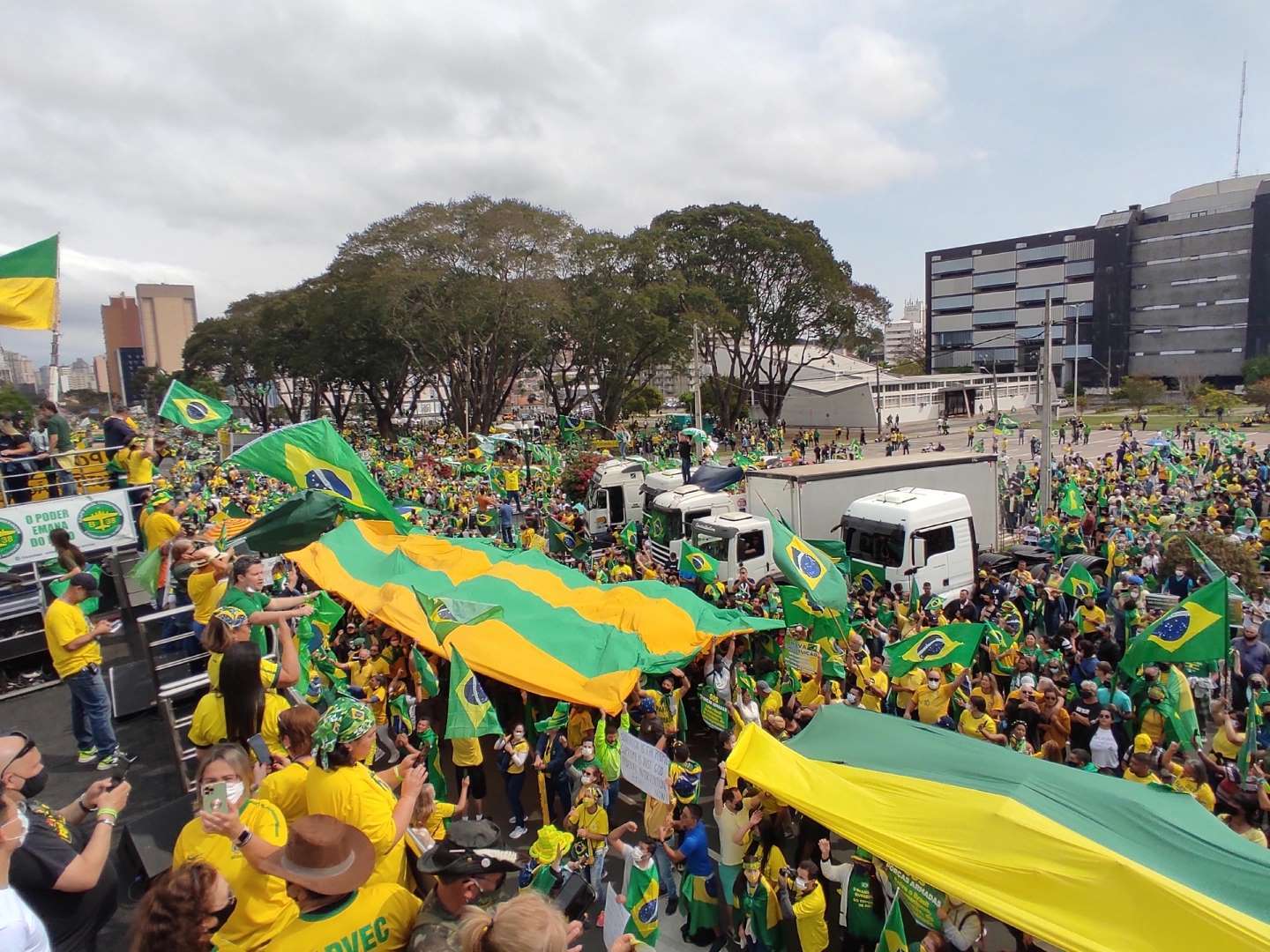 Manifestantes reunidos em ato pró-Bolsonaro no Centro Cívico, em Curitiba.