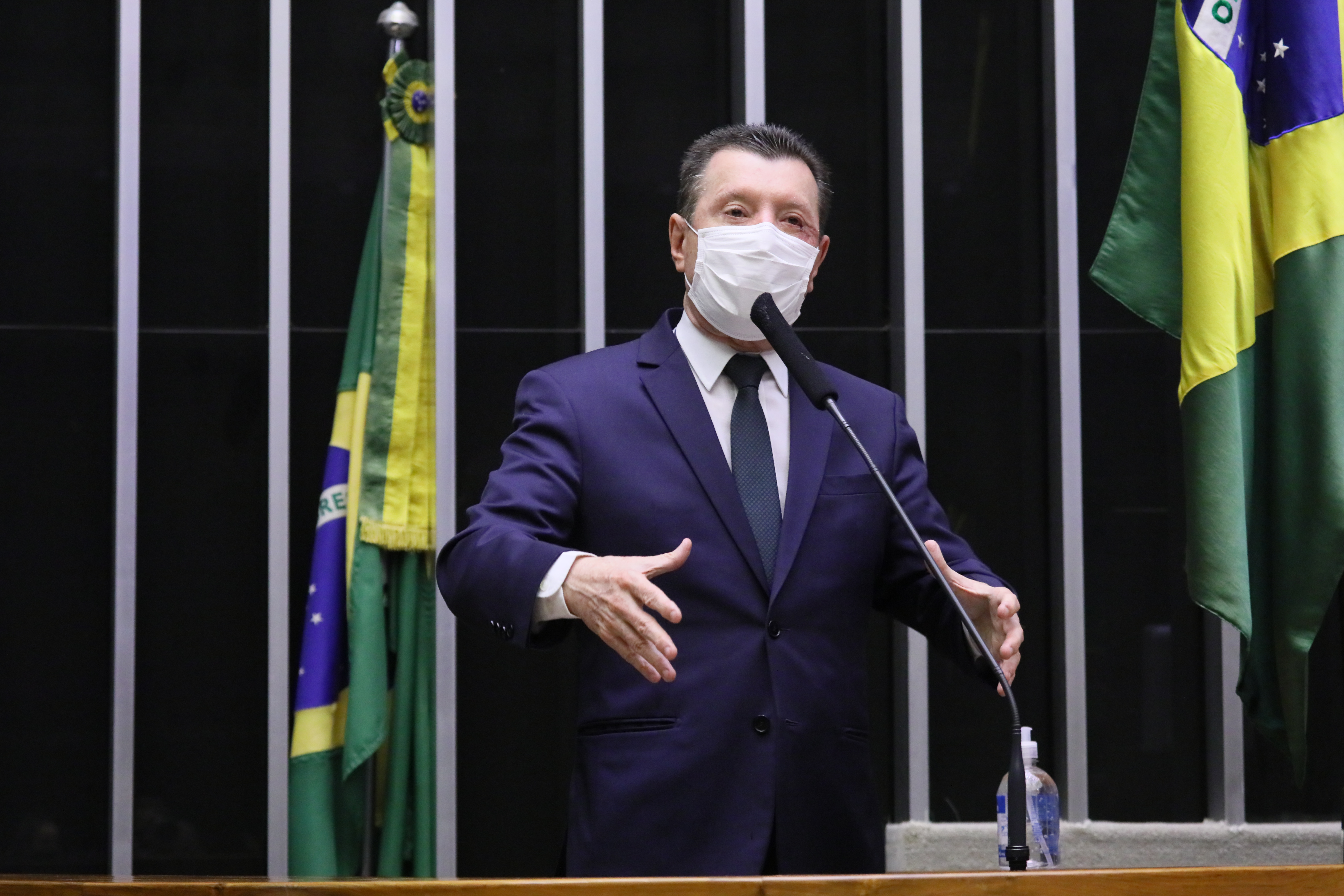 O deputado José Nelto (Podemos-GO), vice-líder do partido, diz que a legenda vai discutir a abertura de um processo de impeachment contra o presidente Jair Bolsonaro