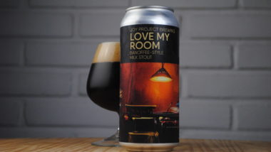Banoffee é uma torta, certo? Mas agora também é uma cerveja. Pode isso? Love My Room é uma opção irreverente inspirada na tradicional sobremesa Banoffee.