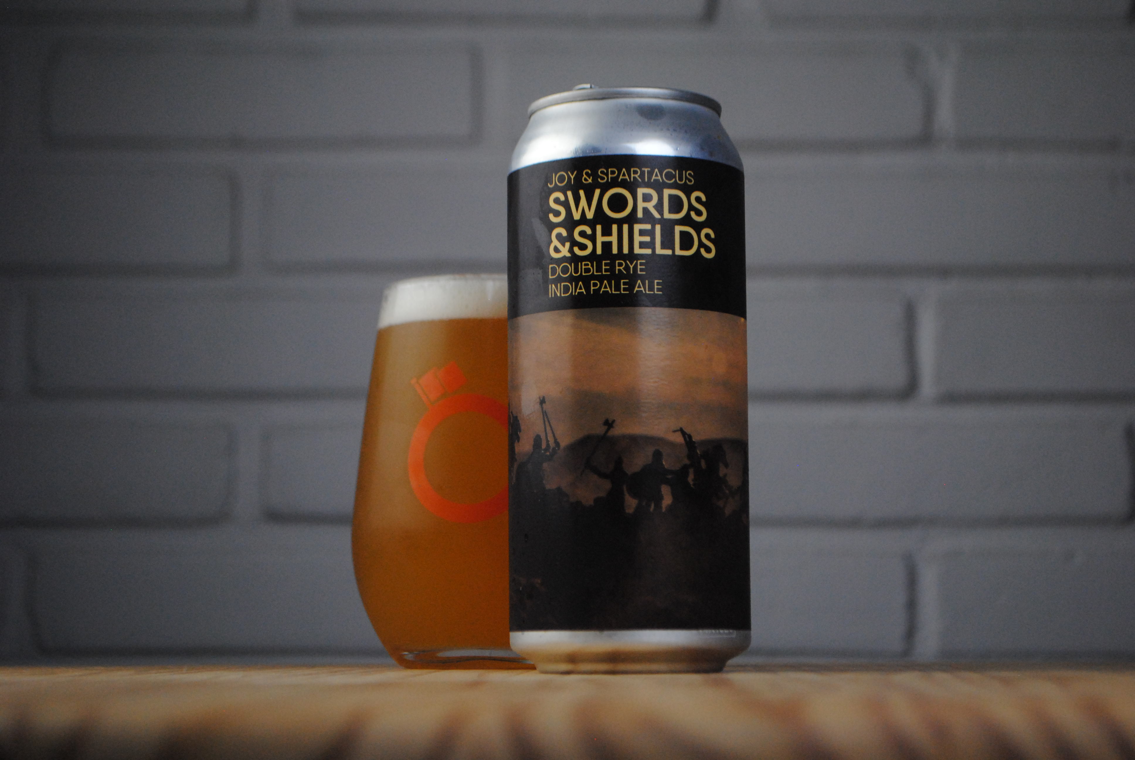 Swords & Shields, desenvolvida em parceria com a Spartacus Brewing, é uma Double Rye India Pale Ale. Swords & Shields, desenvolvida em parceria com a Spartacus Brewing, é uma Double Rye India Pale Ale.