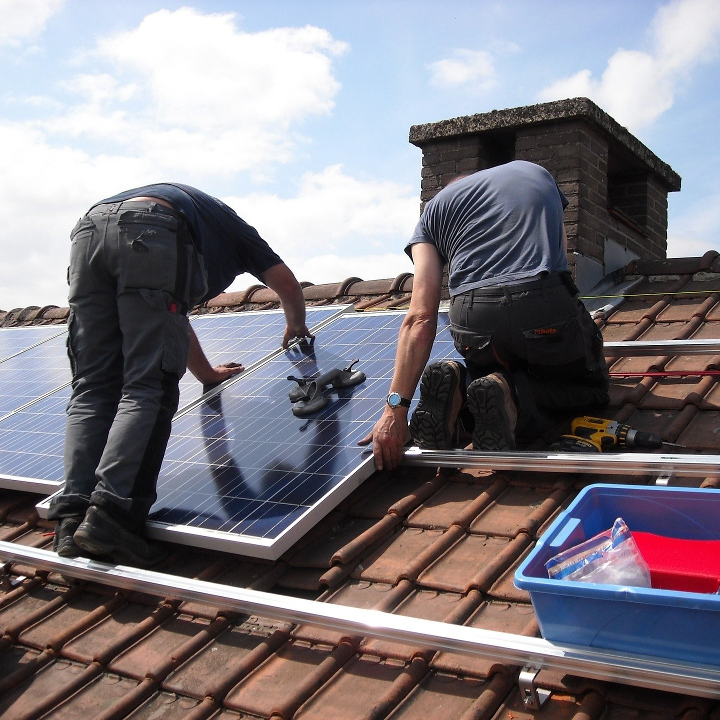 Painéis solares sob o sol