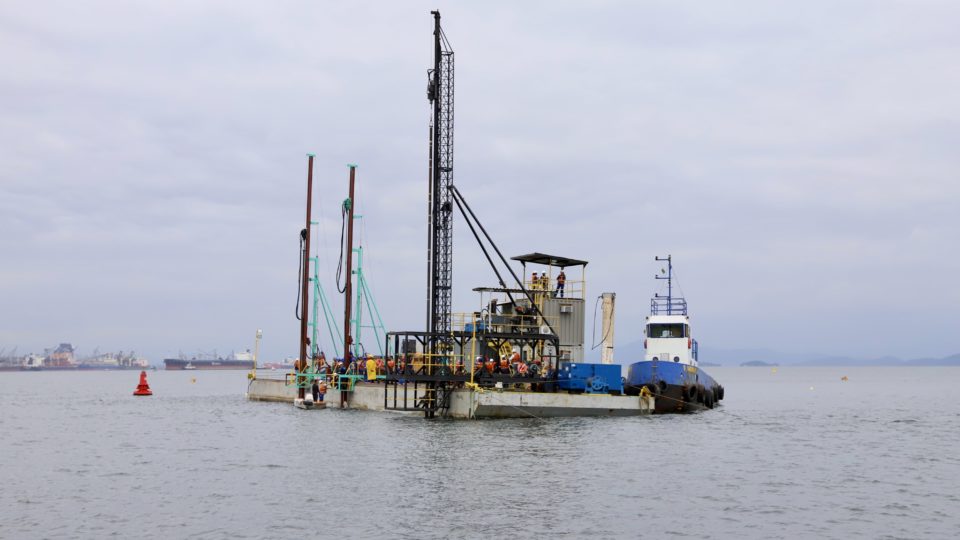 Porto de Paranaguá inicia detonação de rochas submersas no Canal da Galheta Começa a operação de derrocagem no porto de Paranaguá.
