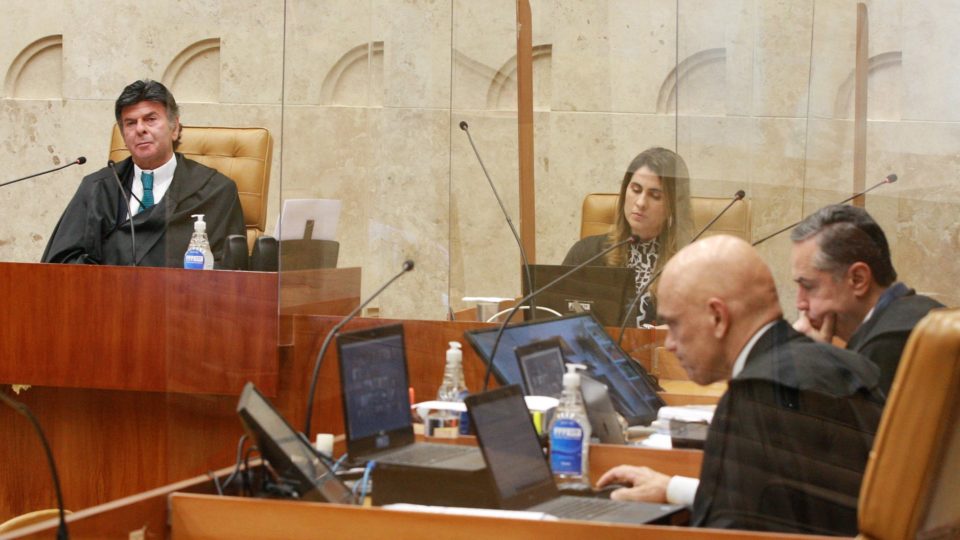 Resposta do STF a Bolsonaro virá dentro de inquéritos tocados por Moraes Luiz Fux, Luís Roberto Barroso e Alexandre de Moraes durante sessão do STF