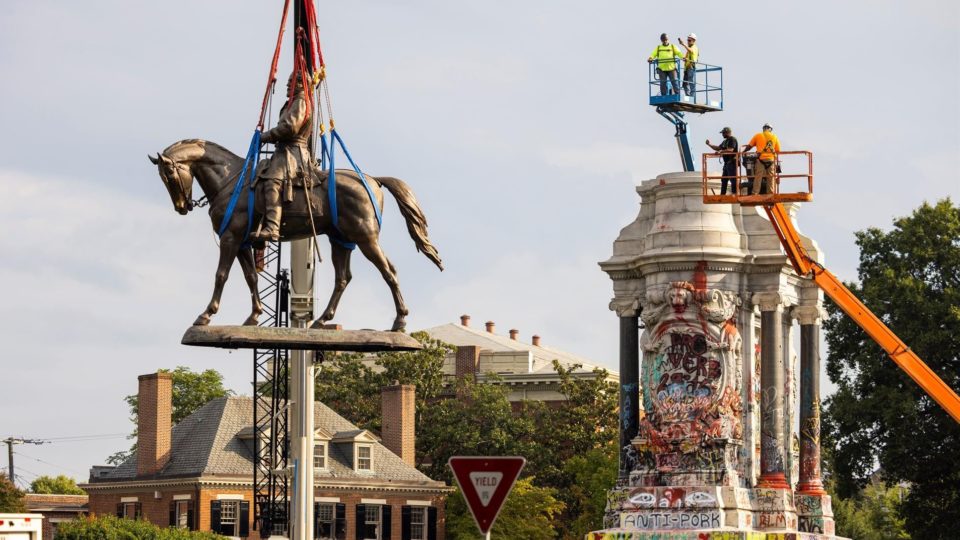 Após disputa judicial, estátua de general confederado é removida nos EUA A estátua em homenagem a Lee havia sido instalada em Richmond no ano de 1890.