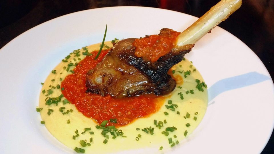 Paulo Gubert, ex-Lobert Bistrô, agora cozinha no espaço gastronômico da Zahil Stinco de carneiro ao molho pomodoro (com polenta cremosa e ervas finas), sugestão do chef Paulo Gubert no menu da Zahil.