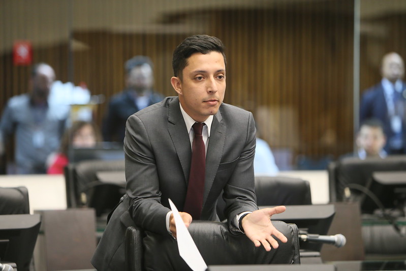 Deputado é acusado de peculato em caso de kits esportivos para escolas de Londrina Deputado estadual Boca Aberta Junior (Pros), durante sessão no plenário da Assembleia Legislativa