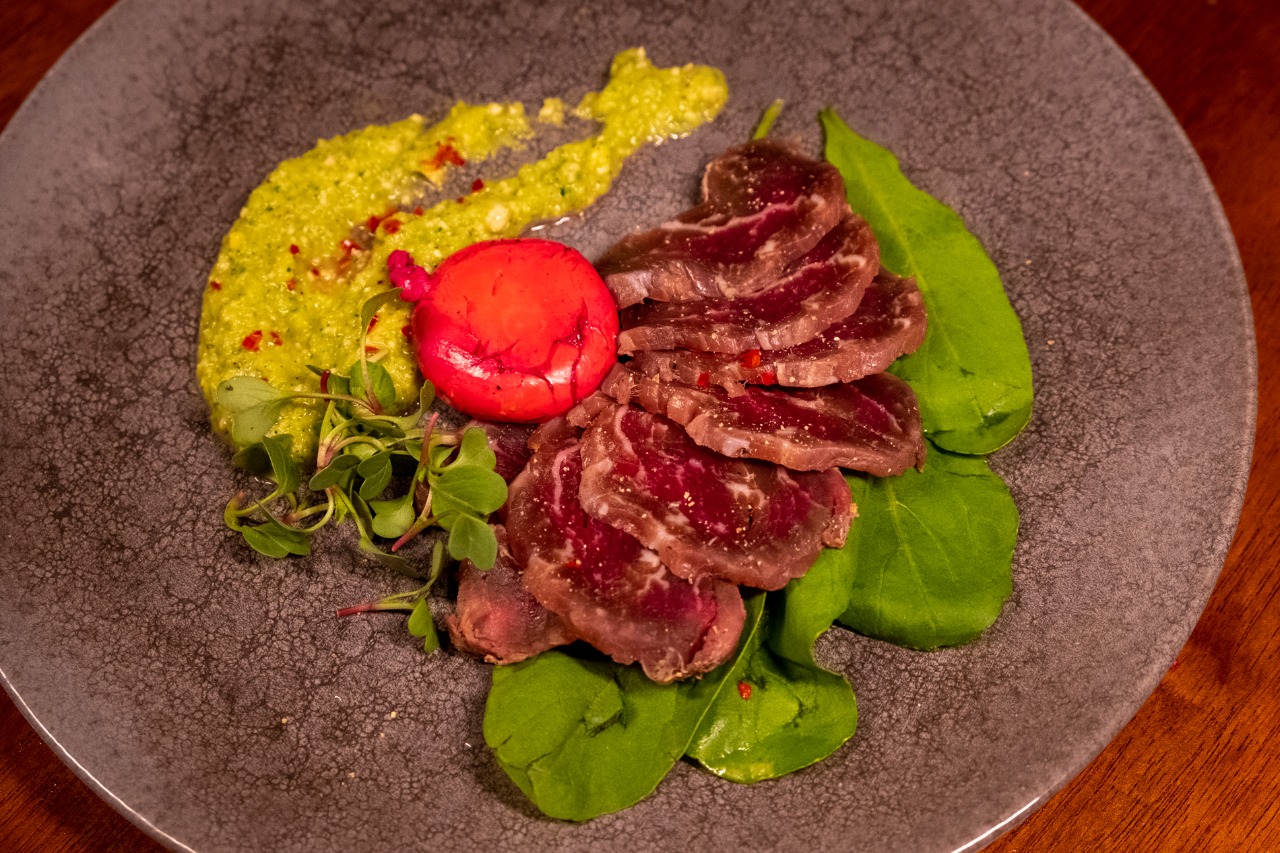 Uma entrada incrível no Festival de Mignon do Gianttura: Fatias de mignon curado, pesto de abobrinha, gema no sous-vide em vinho tinto e pó de marisco. Uma entrada incrível no Festival de Mignon do Gianttura: Fatias de mignon curado, pesto de abobrinha, gema no sous-vide em vinho tinto e pó de marisco.