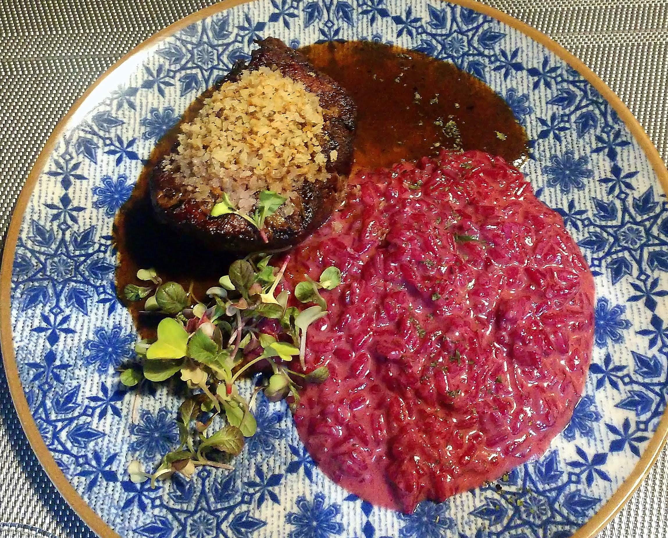 Mignon grelhado, com crosta de salsão e risoto Malbec. Mignon grelhado, com crosta de salsão e risoto Malbec.