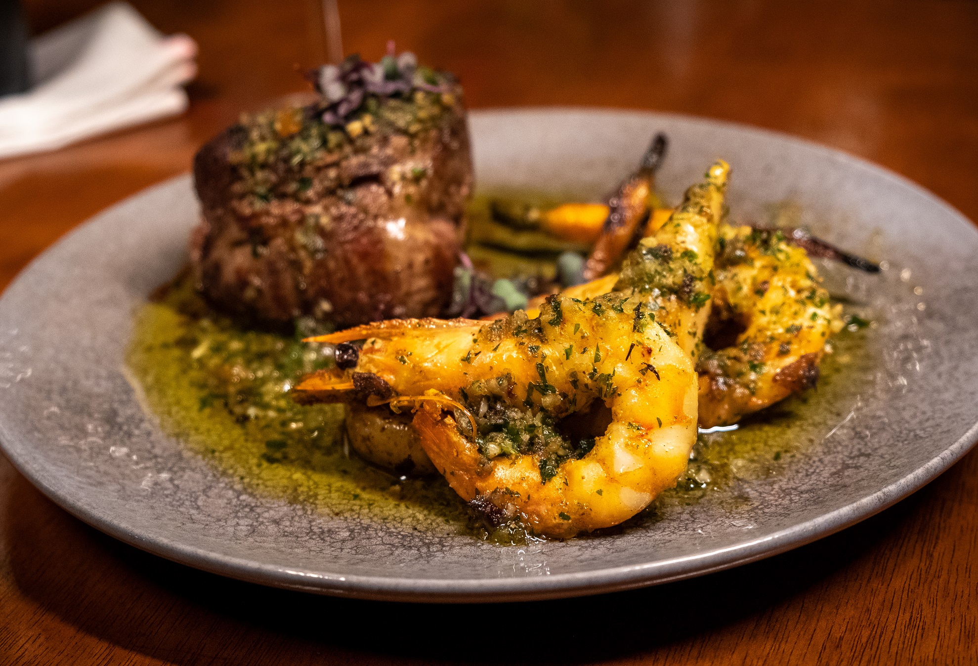 Mignon provençal Gianttura, com a carne grelhada, camarões também grelhados, lula recheada e legumes salteados. Mar e terra, ousado e criativo. Mignon provençal Gianttura, com a carne grelhada, camarões também grelhados, lula recheada e legumes salteados. Mar e terra, ousado e criativo.
