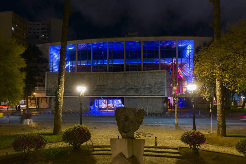O mês de setembro começa com uma nova exposição no Teatro Guaíra, que reúne figurinos e adereços cenográficos expostos na entrada e no saguão do teatro.