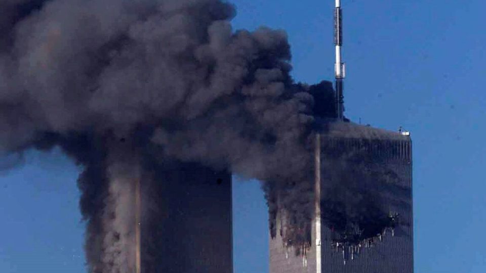 O 11 de Setembro e a “purificação pelas chamas”: terrorismo e movimento woke As torres do World Trade Center em chamas após o ataque terrorista de 11 de setembro de 2001.