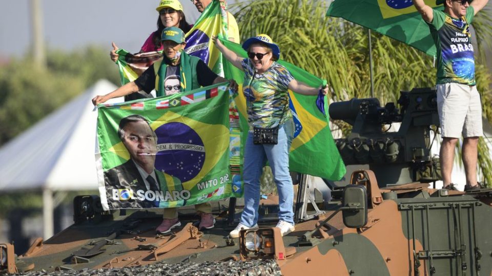 Bolsonaro e o presidencialismo de confrontação: o caminho mais longo entre o nada e lugar nenhum Apoiadores de Bolsonaro sobem num tanque durante as celebrações do Sete de Setembro.