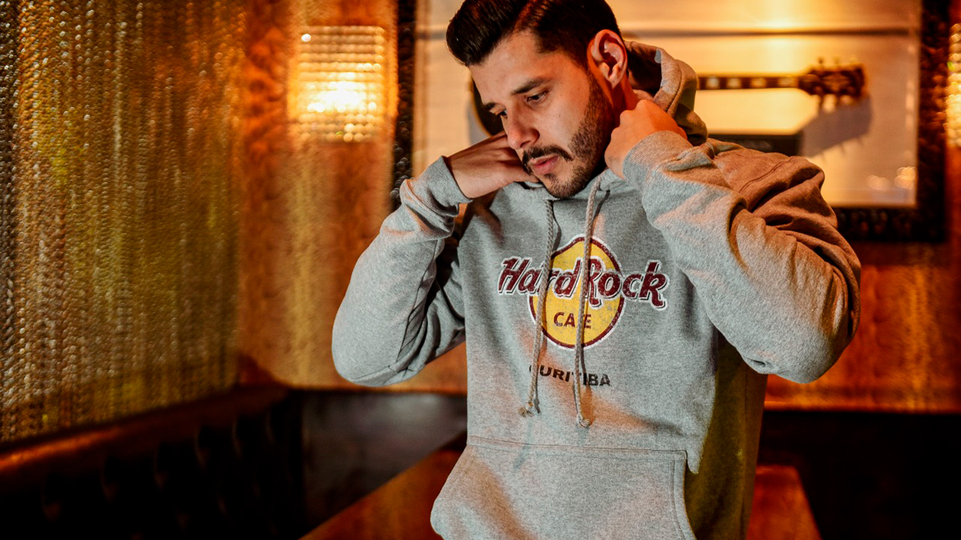 Pullover cinza com o clássico logotipo do Hard Rock Cafe, é o item mais vendido das Rock Shops em todo o mundo