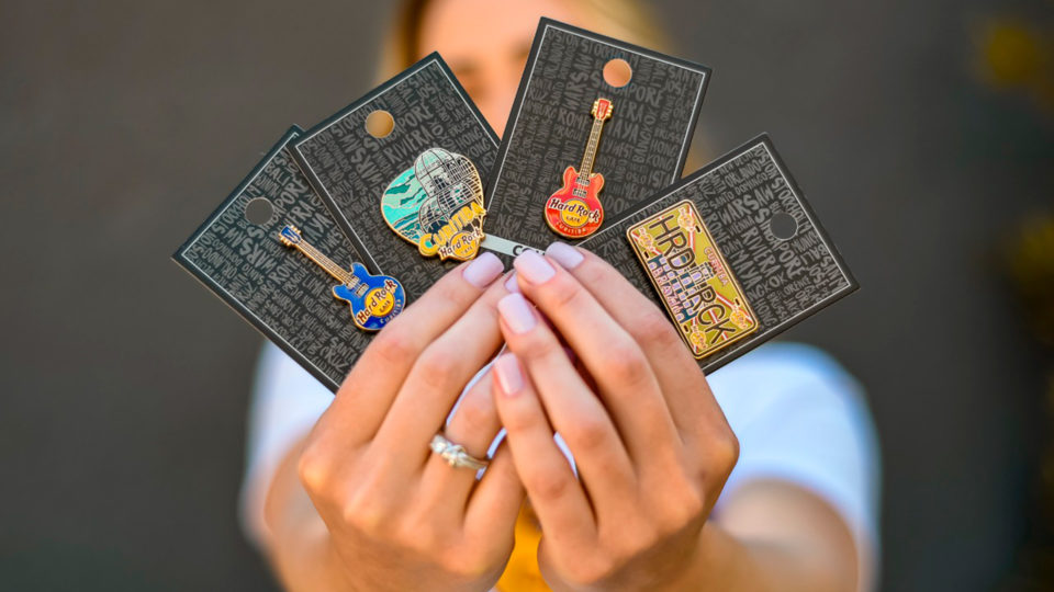Rock Shop do Hard Rock Cafe Curitiba também tem pins colecionáveis para presentear amigos e familiares 