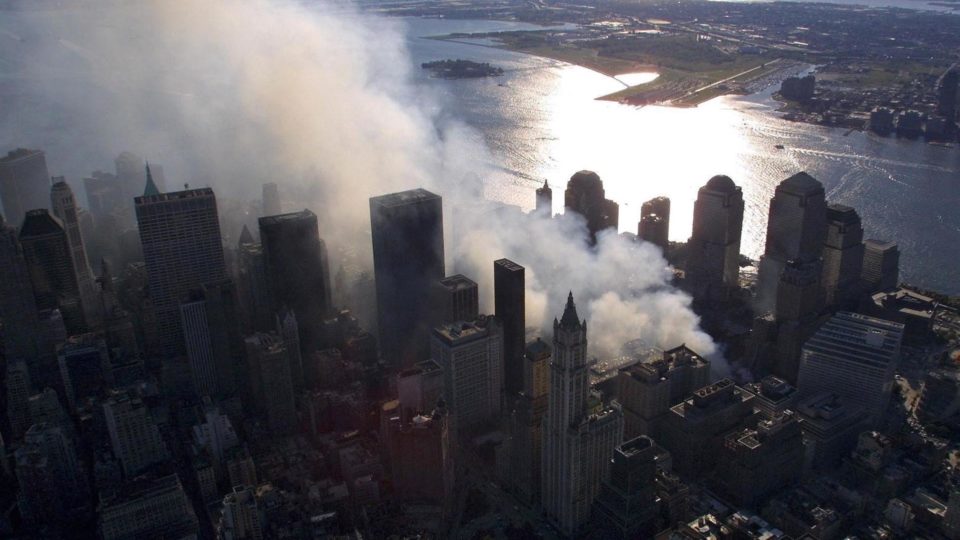 Os vinte anos dos atentados de 11/09 e a incômoda aliança entre EUA e sauditas Fumaça continua a subir dos escombros do World Trade Center quatro dias após o atentado, 15 de setembro, Nova York (EUA)