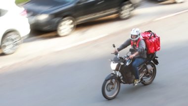 Projeto quer a regulação do trabalho de motoristas e entregadores por aplicativos pela CLT O projeto sugere ainda que as empresas de aplicativo serão obrigadas a contratar, sem custo para motoristas e entregadores, seguro privado de acidentes pessoais.