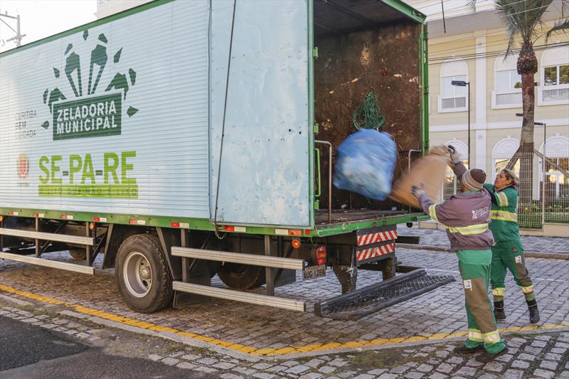 Desempregados buscam renda com lixo reciclável e concorrência afeta cooperativas Diminui volume de lixo reciclável recolhido pelos caminhões da prefeitura.