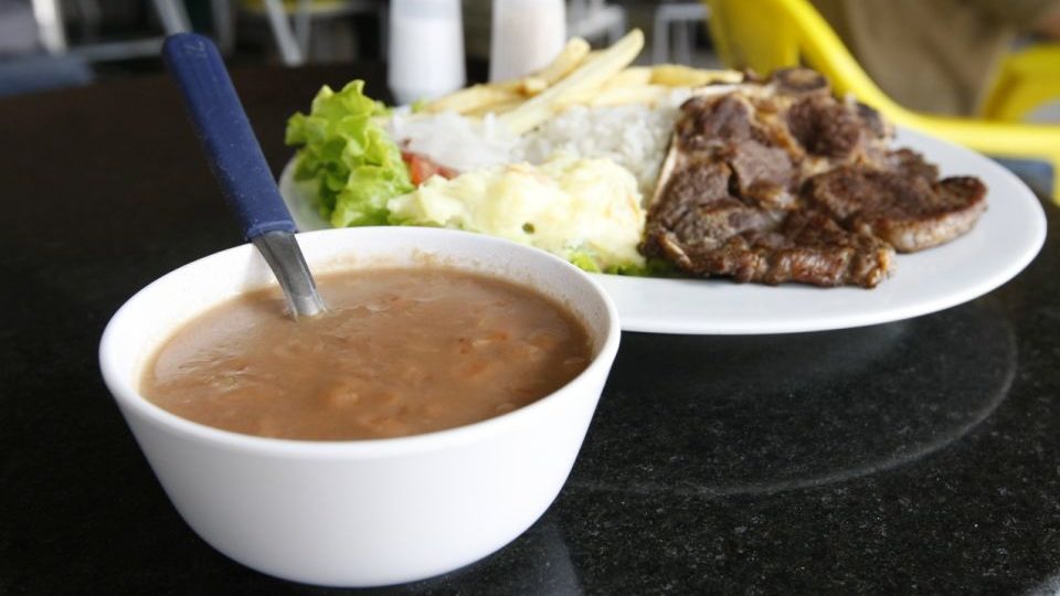 Era para o feijão custar R$ 5,00 o quilo. Veja por que está bem mais caro Feijão é um dos produtos de alimentação mais procurados em tempos de crise econômica