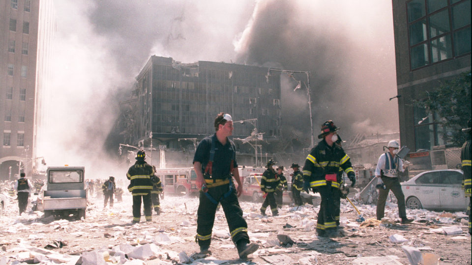 Ao empoderar o Talibã, Biden viabiliza o próximo 11 de setembro Bombeiros de Nova York trabalham perto da área conhecida como Ground Zero, após o colapso das Torres Gêmeas em 11 de setembro de 2001 na cidade de Nova York.